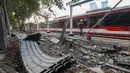 Pekerja melakukan pembangunan travelator yang akan menghubungkan Stasiun Karet dengan Stasiun BNI City, Jakarta, Kamis (3/9/2026). Pembangunan travelator ditargetkan rampung dalam 70 hari sebagai bagian dari integrasi kedua stasiun setelah Stasiun Karet berhenti beroperasi mulai 1 September 2026. Selama proses integrasi, layanan naik dan turun penumpang Commuter Line dialihkan ke Stasiun Sudirman Baru/BNI City. (KLY/Budy Santoso)