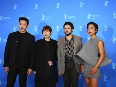 Yoo Teo, Greta Lee, John Magaro, dan penulis naskah Celine Song dalam Festival Film Internasional Berlin 2023.(Soeren Stache/dpa via AP)