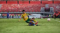Pemain Persebaya Surabaya Bruno Moreira mendapatkan tekelan dari pemain Arema FC Ahmad Maulana di Stadion Kapten I Wayan Dipta. (Alit Binawan/Bola.com)