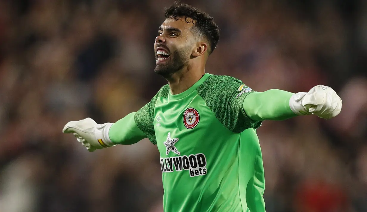 David Raya. Kiper berusia 26 tahun yang kini memasuki musim ketiga bersama Brighton and Hove Albion ini total telah membuat 3 clean sheet dari 9 laga di Liga Inggris. Jumlah tersebut tidak termasuk 47 clean sheet dari 147 laga saat Brentford bermain dua musim di Championship. (AFP/Adrian Dennis)