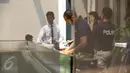 Anggota Reskrim Polda Metro Jaya melakukan pra-rekonstruksi di Cafe Olivier, Mal Grand Indonesia, Jakarta, Senin (11/1). Pra-rekonstruksi dilakukan dengan memeriksa ulang saksi-saksi kasus kematian Wayan Mirna Salihin. (Liputan6.com/Faizal Fanani)