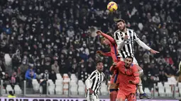 Gelandang Juventus Manuel Locatelli (atas) melompat untuk menyundul bola saat menjamu Atalanta pada laga pekan ke-14 Liga Italia di Allianz stadium, Minggu (28/11/2021) dini hari WIB. Juventus kalah 0-1 di kandang sendiri kala menjamu Atalanta. (Fabio Ferrari/LaPresse via AP)