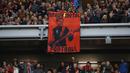 Fans Liverpool memajang banner raksasa bergambar pelatih Juergen Klopp saat Liverpool West Bromwich Albion pada lanjutan Premier League pekan ke-9 di Stadion Anfield, Minggu (23/10/2016) dini hari WIB. (Reuters/Phil Noble)