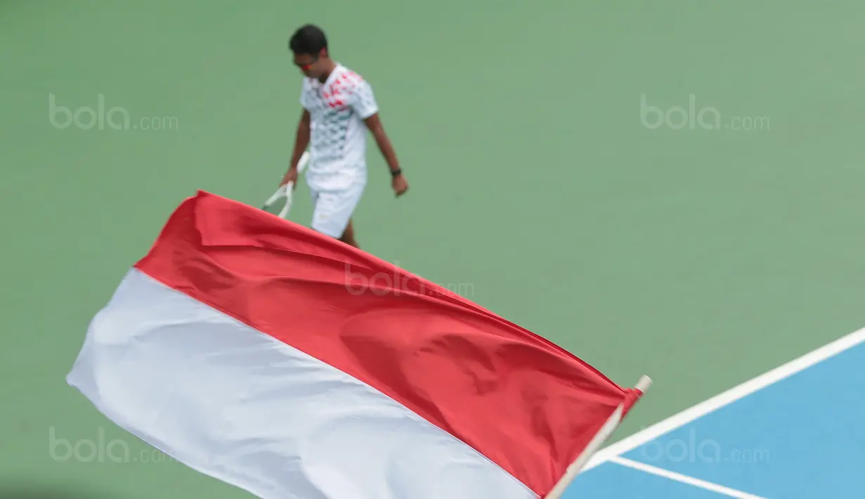 Dukungan suporter untuk petenis Indonesia, Althaf Dhaifullah saat melawan petenis Fiipina Davis 2018 grup dua Asia/Oceania di Senayan, Jakarta, Sabtu (3/2/2018). Indonesia berebut satu tiket  ke babak kedua dengan Filipina. (Bola.com/Nick Hanoatubun)