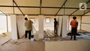 Aktivitas pembangunan penambahan ruang isolasi di Rumah Lawan COVID (RLC) Serpong, Tangerang Selatan, Kamis (11/2/2021). Pemkot Tangsel membangun tenda darurat berkonsep Tenda Glamour Camping (glamping) untuk menampung pasien Covid-19 di pusat karantina tersebut. (Liputan6.com/Angga Yuniar)