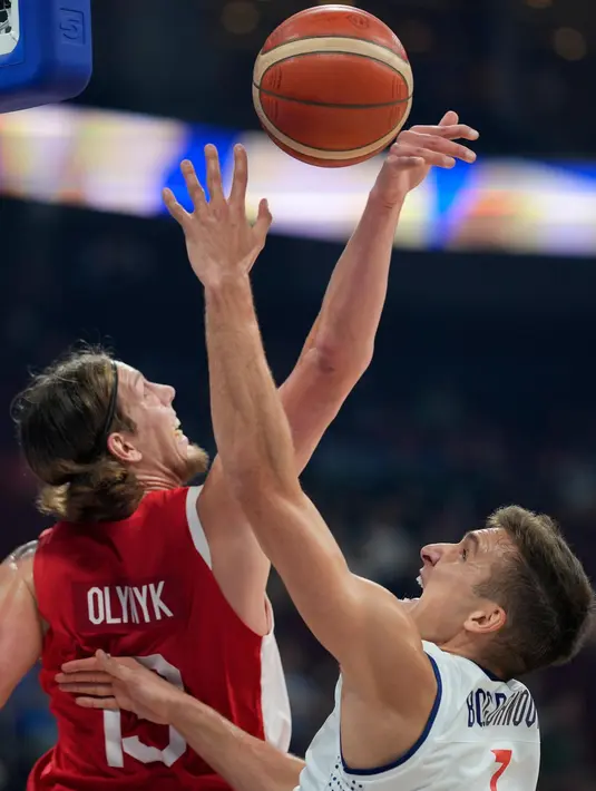 Pebasket timnas Kanada, Kelly Olynyk (kiri) dan pemain belakang Serbia Bogdan Bogdanovic berebut bola dalam pertandingan semifinal Piala Dunia Basket di Manila, Filipina, Jumat, 8 September 2023. (AP Photo/Aaron Favila)