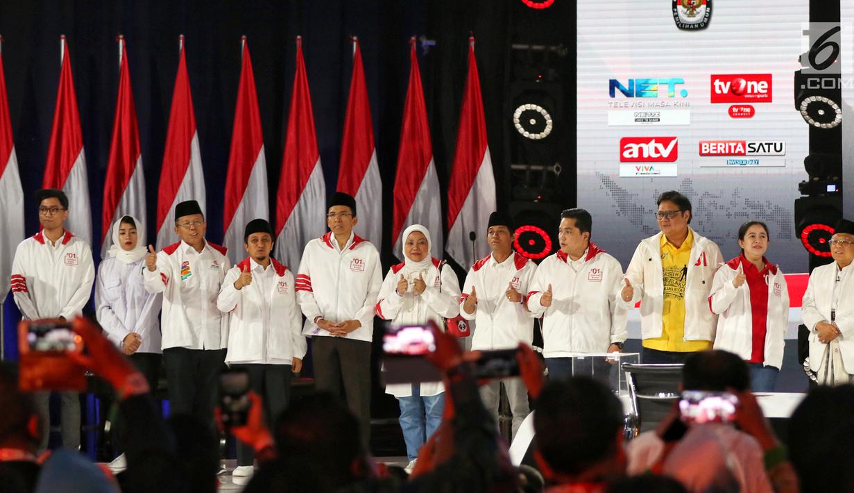 Tim Kampanye Nasional Jokowi-Ma’ruf Amin usai Debat Pilpres 2019 kelima di Jakarta, Sabtu (13/4). Debat kelima merupakan debat terakhir dalam masa kampanye yang mengambil tema Ekonomi, Kesejahteraan Sosial, Keuangan dan Investasi. (Liputan6.com/Johan Tallo)