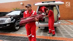 Petugas Airport Rescue & Fire Fighting Officer menurunkan tandu lipat di Gedung VIP Terminal 1B, Bandara Internasional Soekarno-Hatta, Tangerang, Senin (29/10). Sebanyak 20 tandu lipat digunakan untuk pengambilan antemortem. (Liputan6.com/Fery Pradolo)