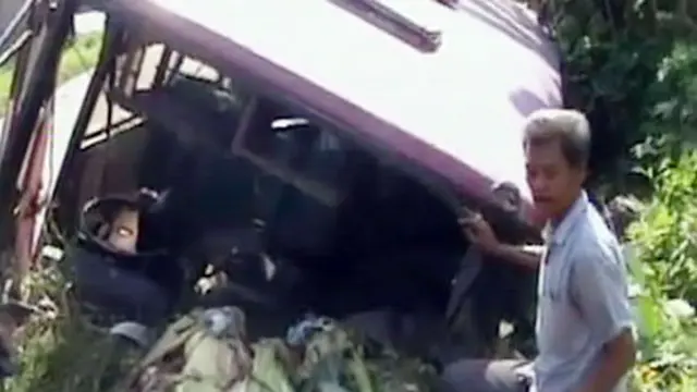 [VIDEO] Kecelakaan Bus Rombongan Sepakbola Dievakuasi
