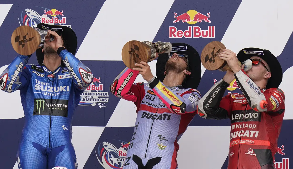 Posisi kedua dan ketiga ditempati berurutan oleh Alex Rins (kiri) dan Jack Miller (kanan). (AP/Eric Gay)