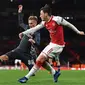 Mesut Ozil mencoba melepaskan umpan saat Arsenal kalahkan CSKA Moskow (Ben STANSALL / AFP)