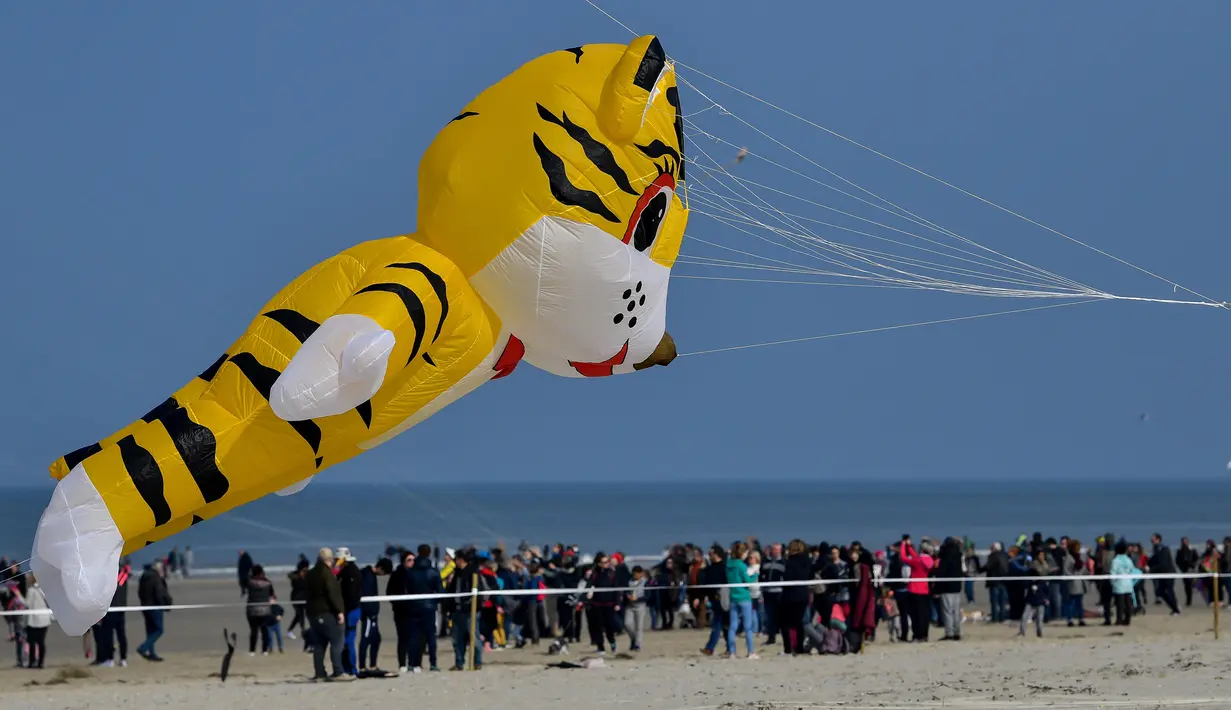 Layang-layang terbang menghiasi langit selama Festival Layang-Layang Internasional ke-33 di Berck-sur-Mer, Prancis utara, Sabtu (6/4/2019). Festival Layang-Layang Internasional ini diselenggarakan setiap bulan April dan berlangsung selama 10 hari.  (Photo by Philippe HUGUEN / AFP)
