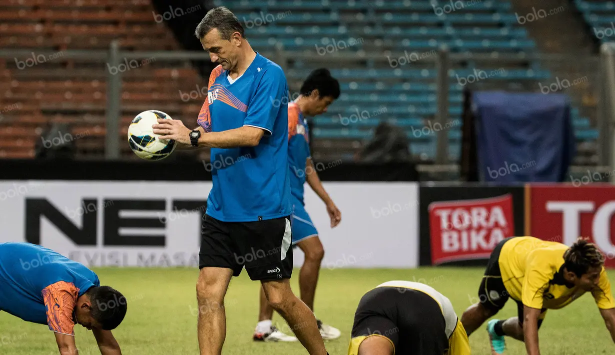 Pelatih Arema Cronus, Milomir Seslija, bahkan sempat menjadi kambing hitam kegagalan Singo Edan pada ajang Piala Gubernur Kaltim. (Bola.com/Vitalis Yogi Trisna)