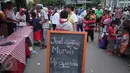 Warga tengah membeli daging murah di Jakarta, Minggu (21/2). Harga daging sapi lokal terjangkau dengan harga Rp85.000 per kg untuk masyarakat dan UKM (Usaha Kecil dan Menengah). (Liputan6.com/Angga Yuniar)