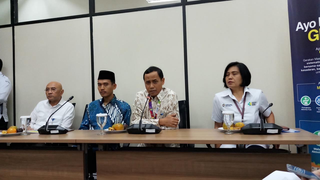 Sekretaris Komisi Fatwa MUI, Asrorun Niam dan pejabat Kementerian Kesehatan dan IDAI berbicara tentang Fatwa MUI. (Foto: Fitri Haryanti)