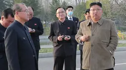 Pemimpin Korea Utara Kim Jong-un memeriksa lokasi konstruksi pembangunan gedung apartemen di tepi Sungai Pothong, Korea Utara, Kamis (1//4/2021). unjungan Kim Jong-un ini dalam rangka untuk meninjau bagian dari pembangunan proyek 50.000 apartemen baru di Pyongyang. ( STR/KCNA VIA KNS/AFP)