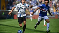 Pemain Inter Milan, Matteo Darmian, membawa bola dibayangi oleh pemain Sampdoria, Tommaso Augello, dalam laga giornata ketiga Serie A Liga Italia di Stadio Luigi Ferraris, Minggu (12/9/2021). Pertandingan tersebut berakhir imbang 2-2. (Marco BERTORELLO / AFP)