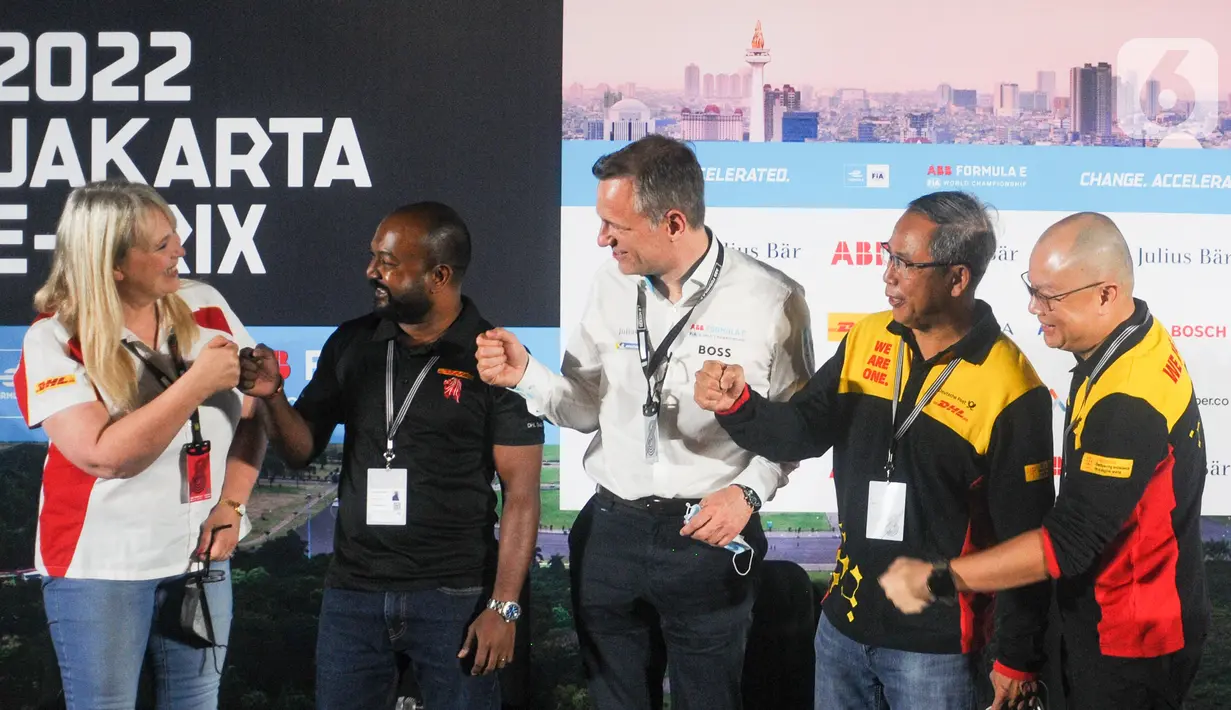 DHL bekerja sama dengan tim DHL Motorsports melalui solusi logistik end-to-end pengiriman motorsport elektrik untuk Kejuaraan Dunia pertama di Indonesia. DHL mengirimkan mobil balap, baterai dan unit pengisian daya, serta peralatan media dan penyiaran ke Jakarta. (Liputan6.com/Pool/DHL)