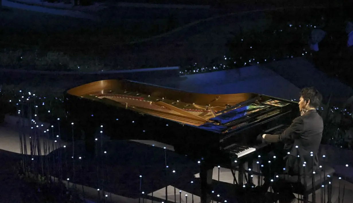 Pianis China Lang Lang tampil pada upacara pembukaan Dubai Expo 2020 di Dubai, Uni Emirat Arab, 30 September 2021. Pembukaan Dubai Expo 2020 berlangsung mewah dengan menampilkan kembang api dan pertunjukan lampu untuk merayu dunia meski pandemi. (KARIM SAHIB/AFP)