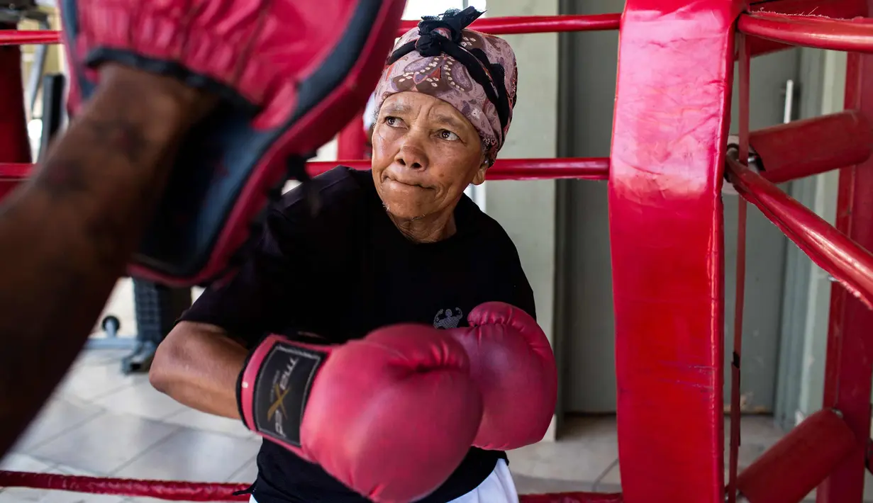 Gladys Ngwenya 79 tahun mengikuti latihan "Boxing Gogos" yang diselenggarakan oleh "A Team Gym" di Cosmo City di Johannesburg (19/9). Pelatih Maphosa akan merencanakan latihan tinju ini di daerah lain. (AFP Photo/Gulshan Khan)