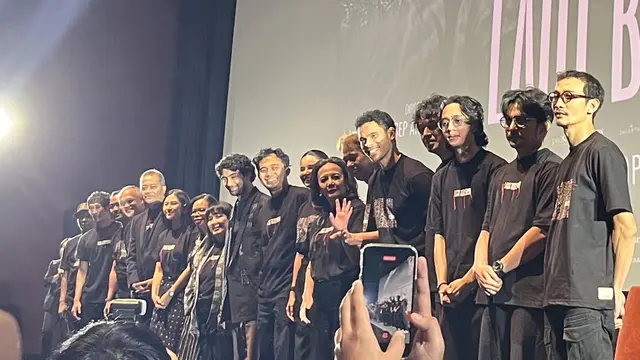 Jajaran produser, sutradara, serta cast dalam konferensi pers Laut Bercerita di kawasan Jakarta pada (20/10/2026)/ (Liputan6.com/Afradhiya N. R)
