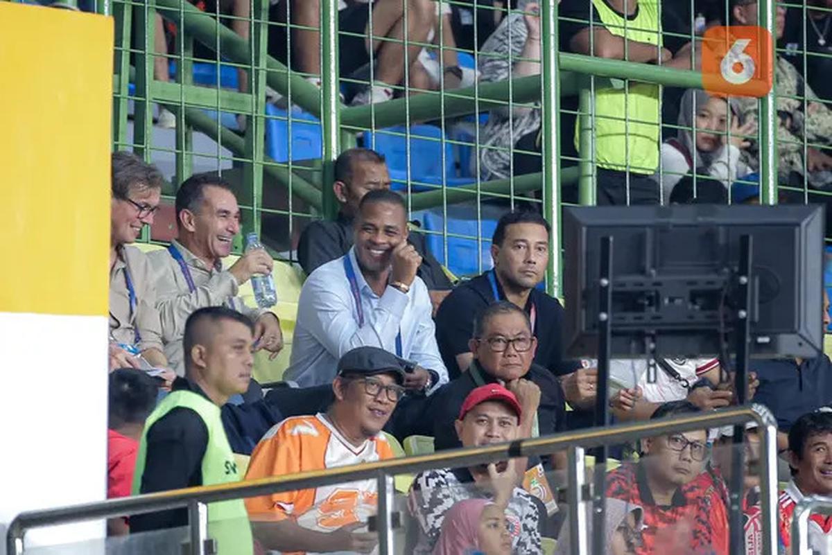 BRI Liga 1: Duduk Bersebelahan dengan Gading Marten, Patrick Kluivert Pantau Persita Vs Persik di Tangerang
