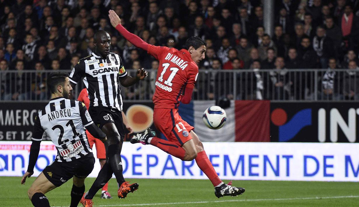 Pemain Paris Saint-Germain, Angel Di Maria (kanan) berebut bola dengan para pemain Angers pada lanjutan Ligue 1 di Stadion Jean Bouin, Angers, France. (AFP Photo/Damien Meyer)