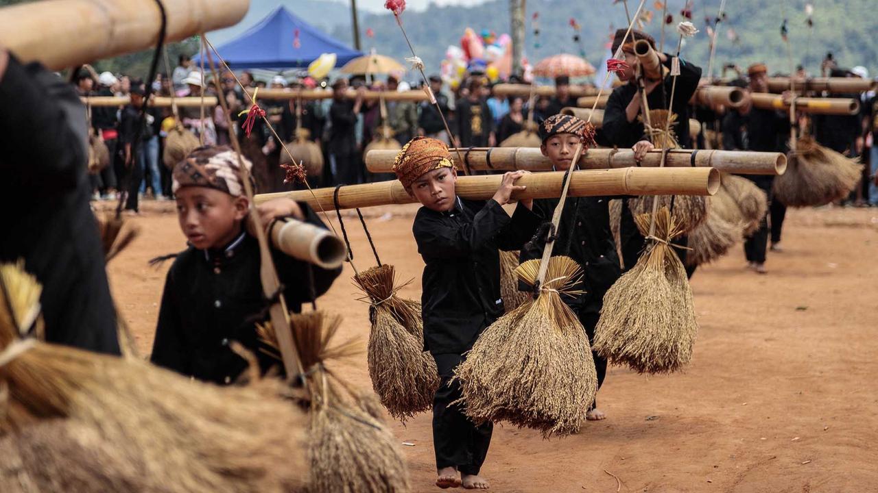 FOTO: Seren Taun ke-657, Warga Kasepuhan Gelar Alam Rayakan Syukur Panen di Sukabumi