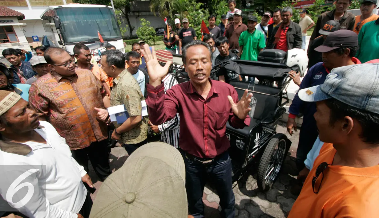 Ketua Paguyuban Becak Motor DIY Parmin (kanan) menjelaskan purwarupa bentor saat melakukan audiensi di DPRD DIY, Jumat (5/8). Dalam audiensinya, pengemudi meminta agar bentor di DIY dilegalkan. (Liputan6.com/Boy Harjanto)