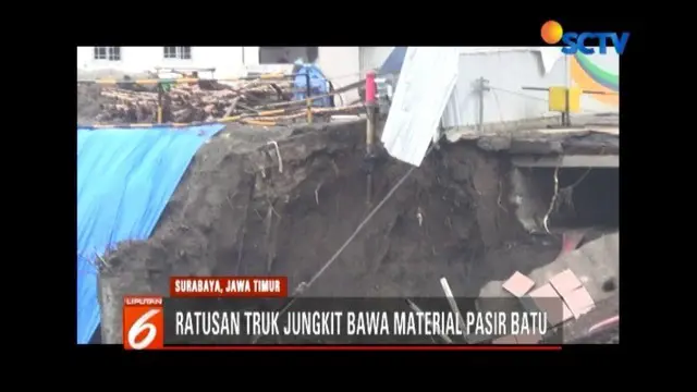 Pemulihan atas ruas Jalan Raya Gubeng yang ambles terus dilakukan. Pemkot Surabaya menerjunkan ratusan truk jungkit untuk mengangkut material pasir batu ke lokasi.