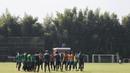 Para pemain Timnas Indonesia U-22 bersiap mengikuti latihan di Lapangan SPH Karawaci, Banten, Selasa (8/8/2017). Latihan dilakukan sebagai persiapan jelang SEA Games 2017 Malaysia. (Bola.com/Vitalis Yogi Trisna)