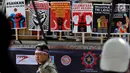 Sejumlah atribut tuntutan para buruh terlihat saat Perayaan Peringatan Hari Buruh Sedunia, Jakarta, Selasa (1/5). Dalam karnaval dan deklarasi para buruh menyerukan 5 maklumat untuk di sampaikan kepada Presiden Joko Widodo. (Liputan6.com/Johan Tallo)