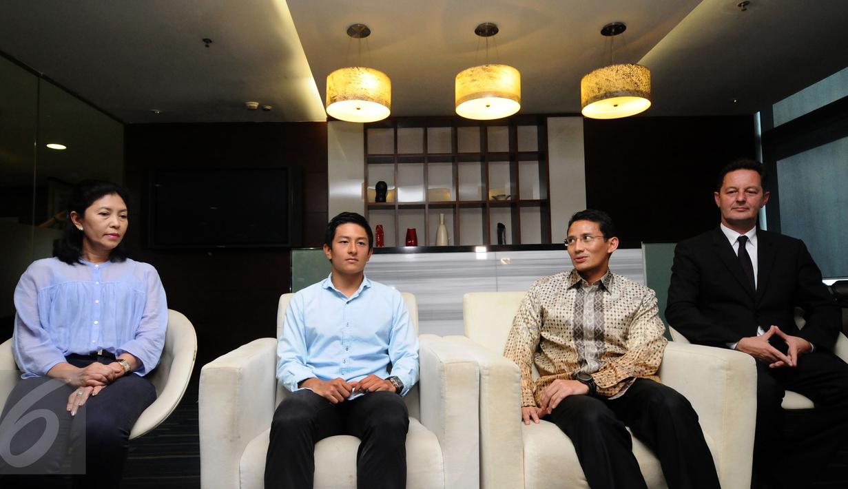 Rio Haryanto (kedua kiri) bersama Sandiaga Uno saat memberikan keterangan usai bertemu di Recapital, Jakarta, Selasa (16/2/2016). Saat ini kiprah Rio di F1 masih terhadang kendala uang kontrak senilai 12,5 juta euro. (Liputan6.com/Helmi Fithriansyah)