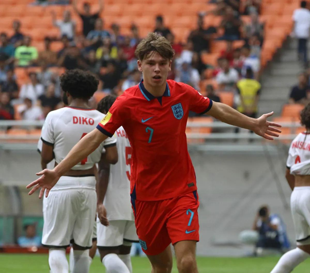 Timnas Inggris memulai laga pertama mereka di Grup C Piala Dunia U-17 2023 dengan kemenangan telak. The Three Lions membantai Kaledonia Baru dengan skor 10-0 dalam duel yang berlangsung di Jakarta International Stadium, Sabtu (11/11/2023).