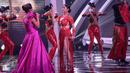 Dewi Perssik saat beraksi di panggung Indonesia Dangdut Awards (IDA) 2015, Jakarta, Rabu (28/10/2015). Perhelatan IDA 2015 menggambarkan bahwa musik dangdut telah menjadi bagian tidak terpisahkan dari masyarakat Indonesia. (Liputan6.com/Faizal Fanani) 