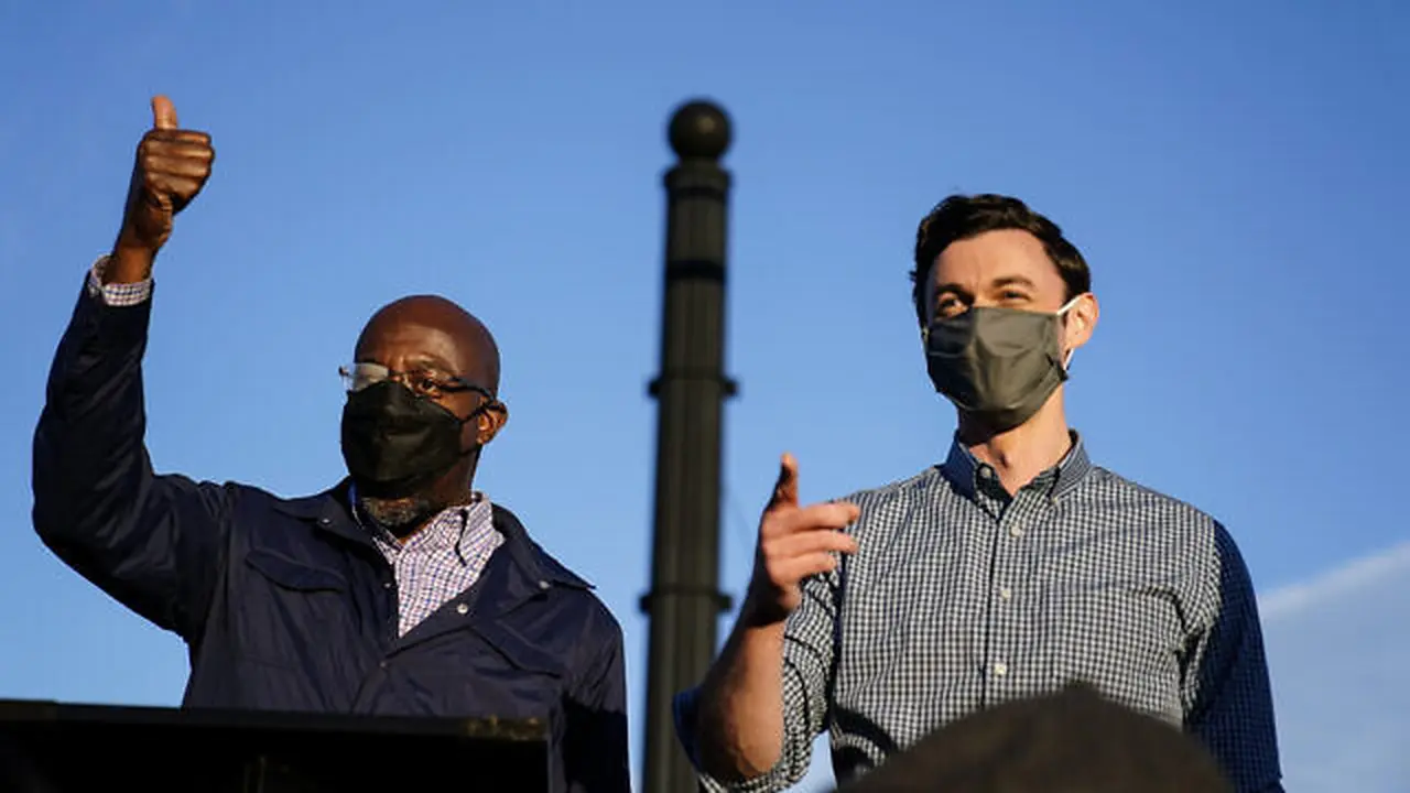 Kandidat Partai Demokrat dari Georgia untuk Senat AS, Raphael Warnock (kiri) dan Jon Ossoff (kanan). (Photo credit: AP/Brynn Anderson)