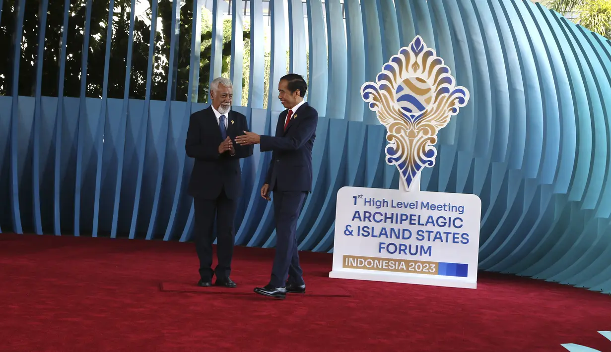 Presiden Joko Widodo atau Jokowi (kanan) menyambut Perdana Menteri Timor Timur Xanana Gusmao setibanya di lokasi KTT AIS Forum 2023 di Nusa Dua, Badung, Bali, Rabu (11/10/2023). (AP Photo/Firdia Lisnawati)
