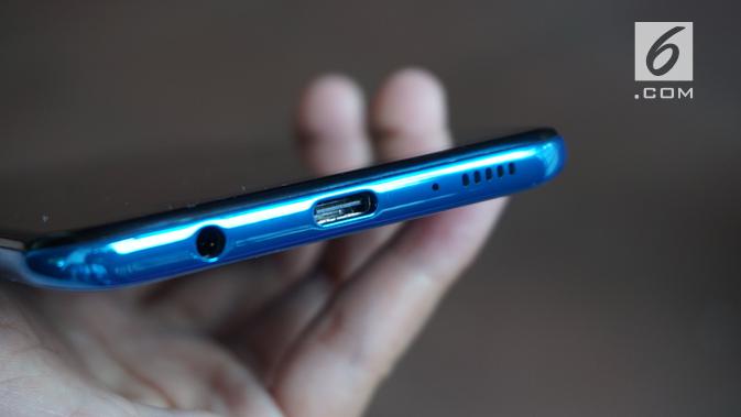 Sisi bawah Galaxy A50, terdapat jack headphone 3,5mm, port USB tipe C, dan sebuah speaker (Liputan6.com/ Agustin Setyo W)