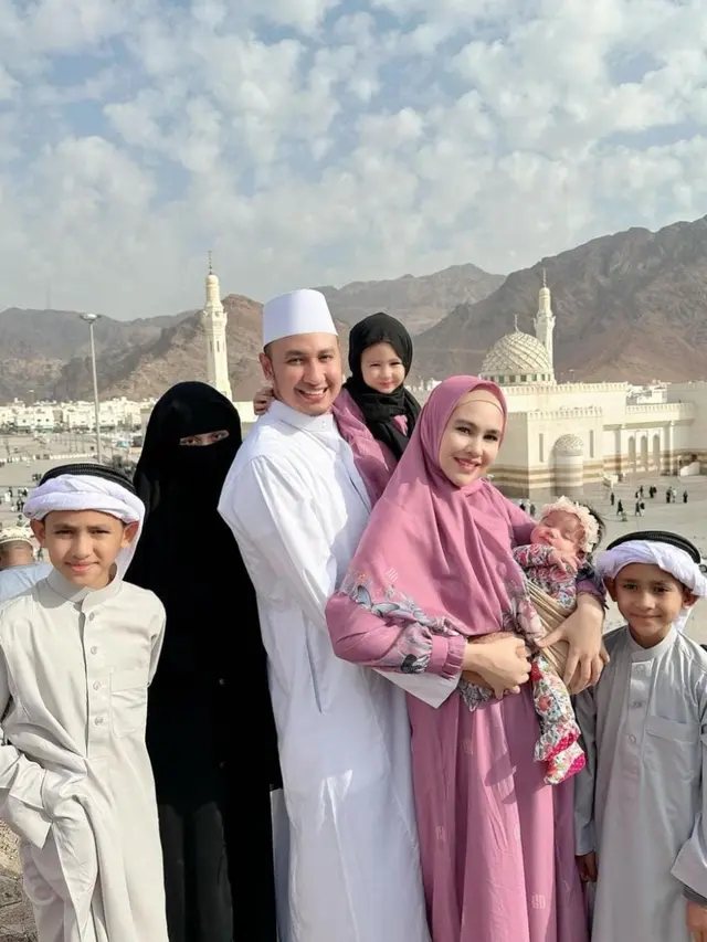 Potret Kartika Putri Umrah Bareng Anak, Tangan Suami Jadi Sorotan
