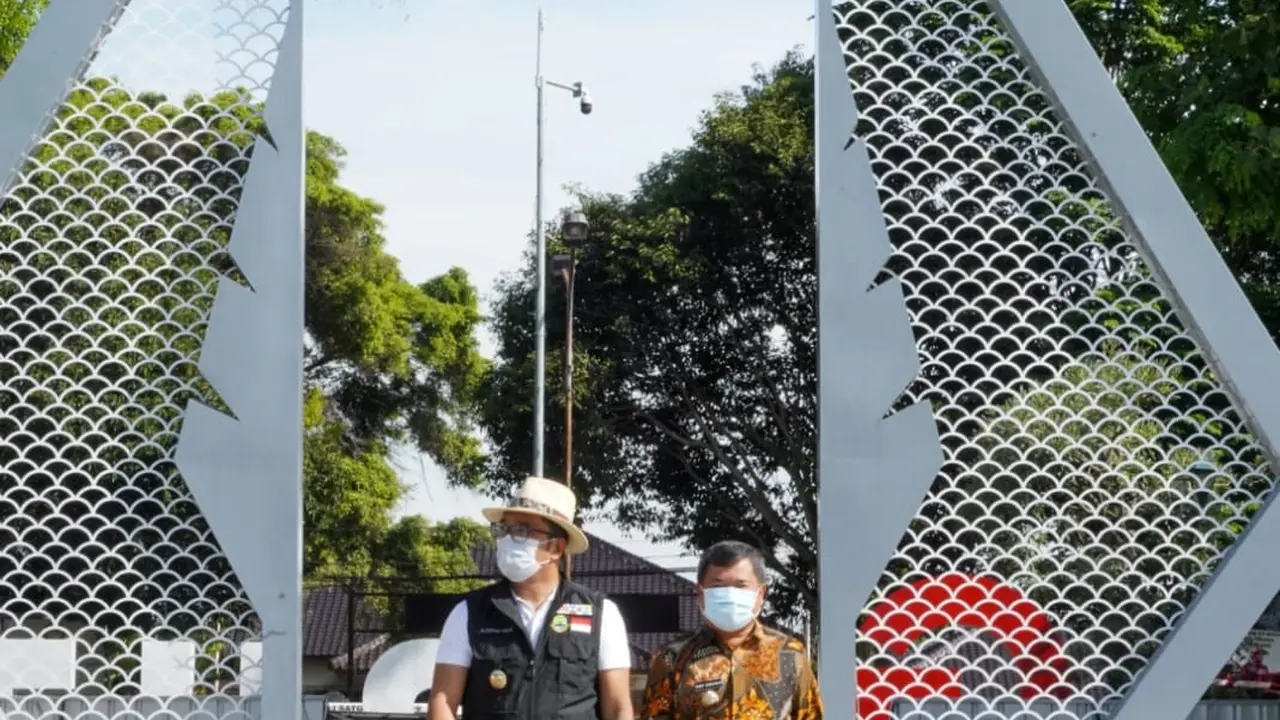 Gubernur Jawa Barat Ridwan Kamil dan Bupati Garut Rudy Gunawan saat melakukan pengecekan revitalisasi Alun-alun Garut.