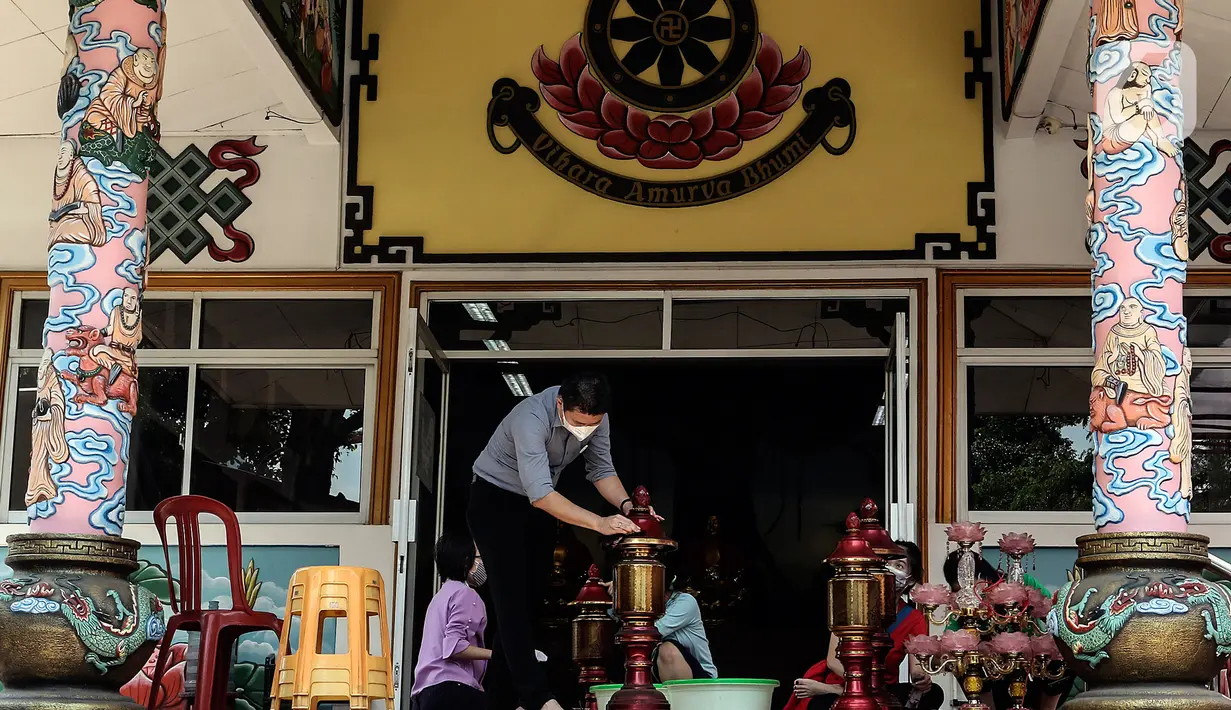 Warga keturunan Tionghoa melakukan ritual bersih-bersih di Vihara Amurva Bhumi, Jakarta, Sabtu (14/1/2022). Tradisi ini rutin dilakukan jelang perayaan Tahun Baru Imlek. (Liputan6.com/Johan Tallo)