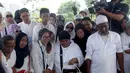 Para kerabat dekat pun turut mengiringi almarhumah ke tempat peristirahatan terakhir. Duka memang menyelimuti Rano Karno dan keluarga kala itu, namun doa selalu menyertai almarhumah Lily Istiarti. (Andy Masela/Bintang.com)