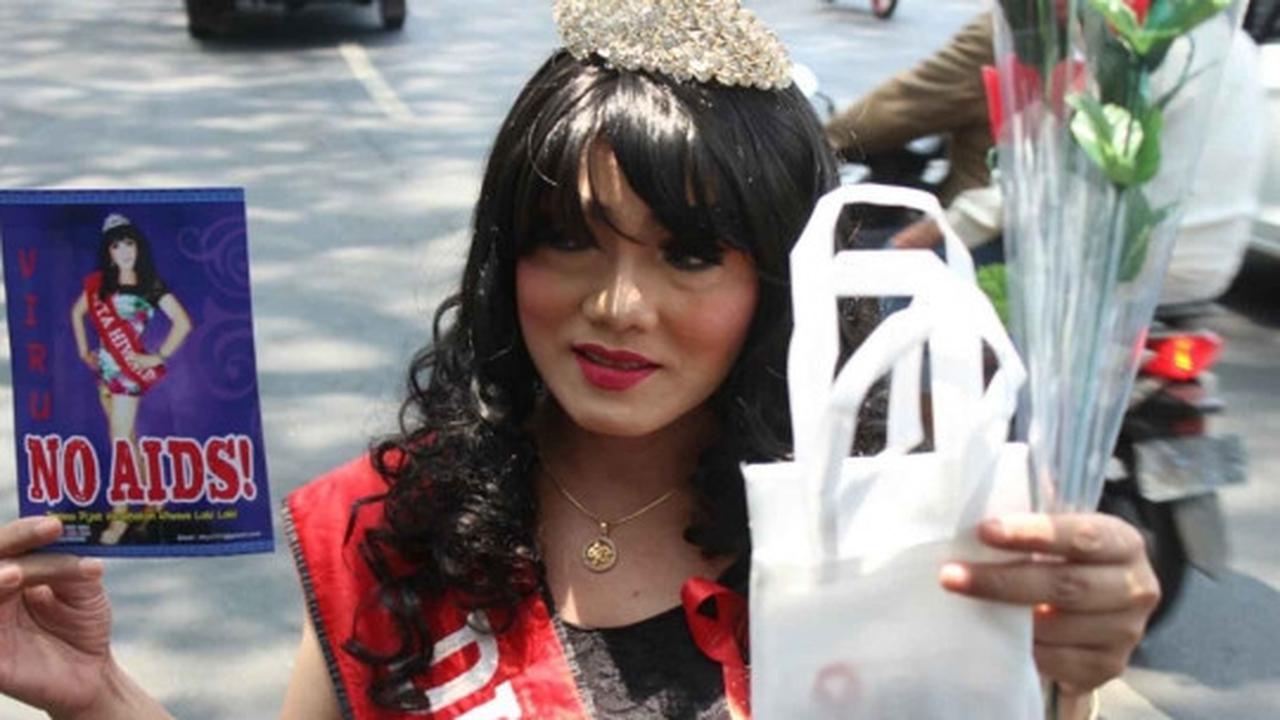 Aksi centil waria di Malang bagi-bagi kondom saat Hari AIDS Sedunia