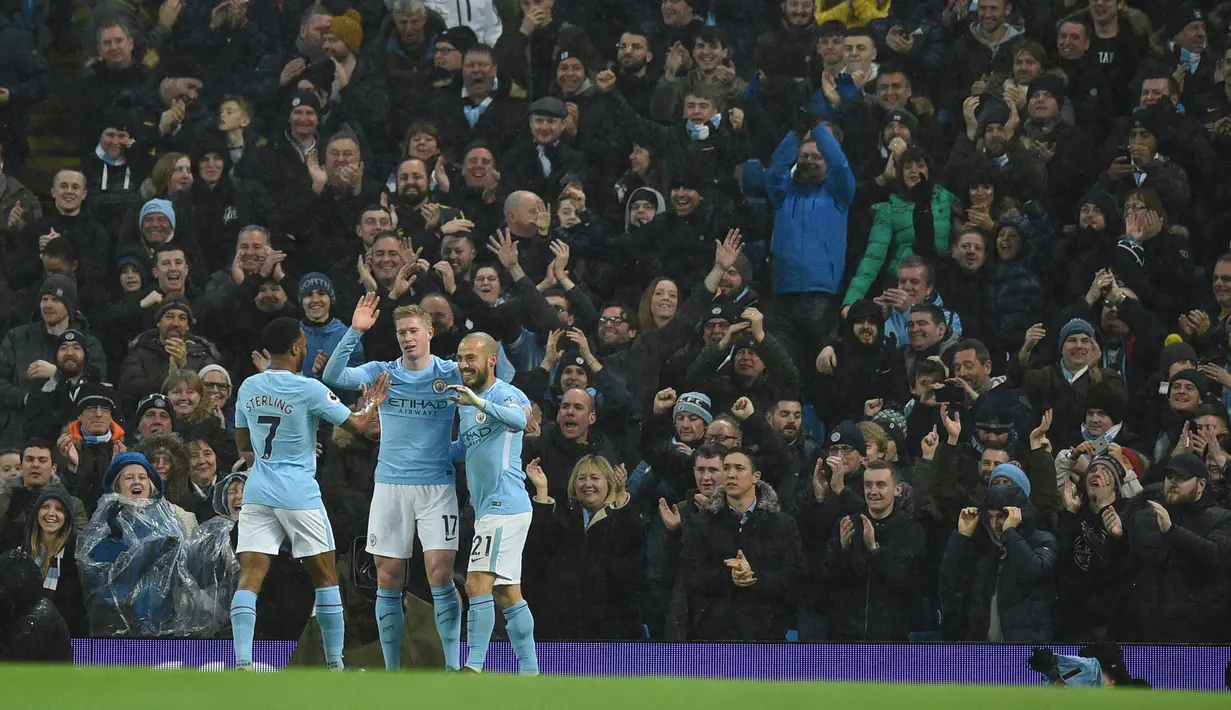 Pemain Manchester City, Kevin De Bruyne dan David Silva merayakan gol Raheem Sterling ke gawang Watford dalam lanjutan Premier League di Etihad Stadium, Selasa (2/1). Manchester City mengatasi perlawanan Watford dengan skor 3-1. (Oli SCARFF/AFP)