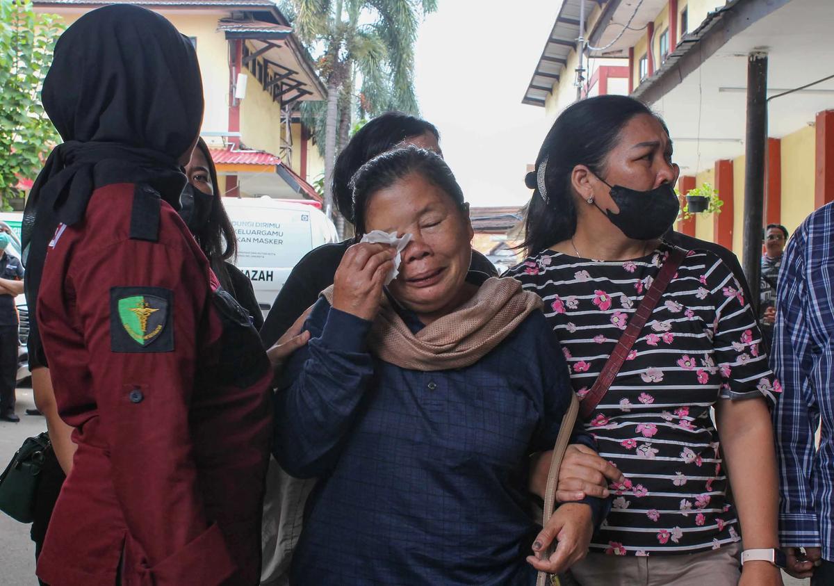 FOTO: Tangis Keluarga Iringi Penyerahan Jenazah Korban Kebakaran Terra Drone