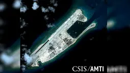 Pusat Studi Strategis dan Internasional (CSIS) menunjukkan gambar Fiery Cross Reef di kawasan laut Cina selatan, (3/9/2015). Menurut AMTI, pembangunan di terumbu karang ini mencakup fasilitas pertahanan udara, radar, helipad dan mercusuar. (REUTERS/CSIS)
