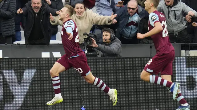 Pemain West Ham merayakan gol ke gawang MU