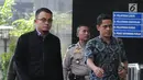 Ketua Fraksi PAN DPRD Lampung Agus Bhakti Nugroho (kiri) saat tiba di Gedung KPK, Jakarta, Jumat (27/7). Agus terjaring operasi tangkap tangan (OTT) KPK bersama Bupati Lampung Selatan Zainudin Hasan. (Merdeka.com/Dwi Narwoko)