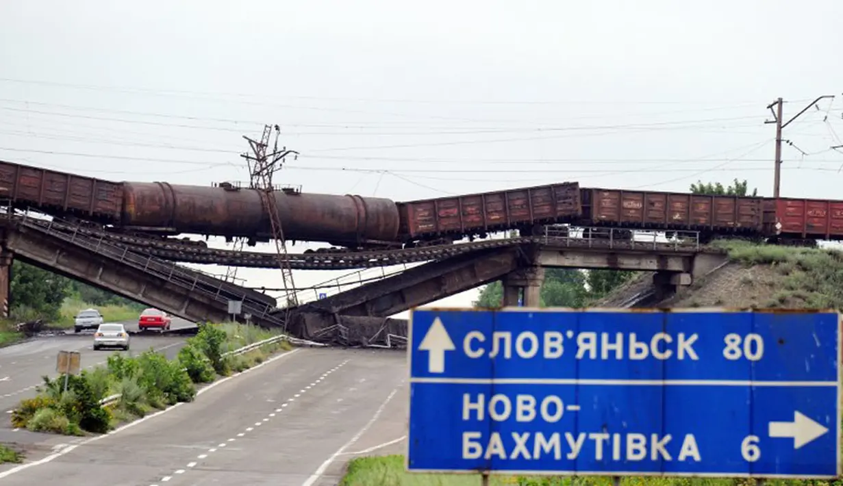Sebuah jembatan kereta di dekat desa Novobakhmutivka, 30 km sebelah utara Donetsk, Ukraina, rusak parah, (8/7/2014). (AFP PHOTO/Dominique Faget)