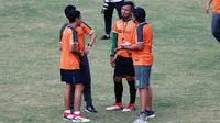 Staf pelatih Persebaya, Rudy Eka Priyambada, Bejo Sugiantoro, Miftahul Hadi, dan Noor Arief Budiman. (Bola.com/Aditya Wany)